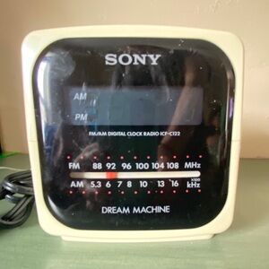Sony Dream Machine vintage clock radio. Electric/ battery operated.